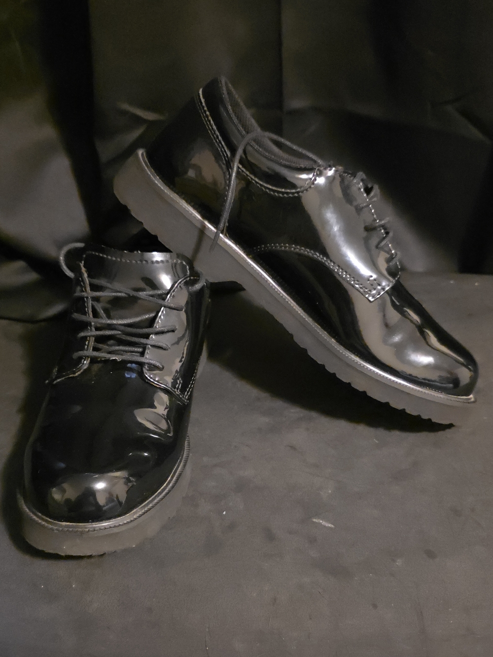 FOR SALE BATES PATENT LEATHER OXFORD, BLACK SIZE 10 IN EXCELLENT USED CONDITON.